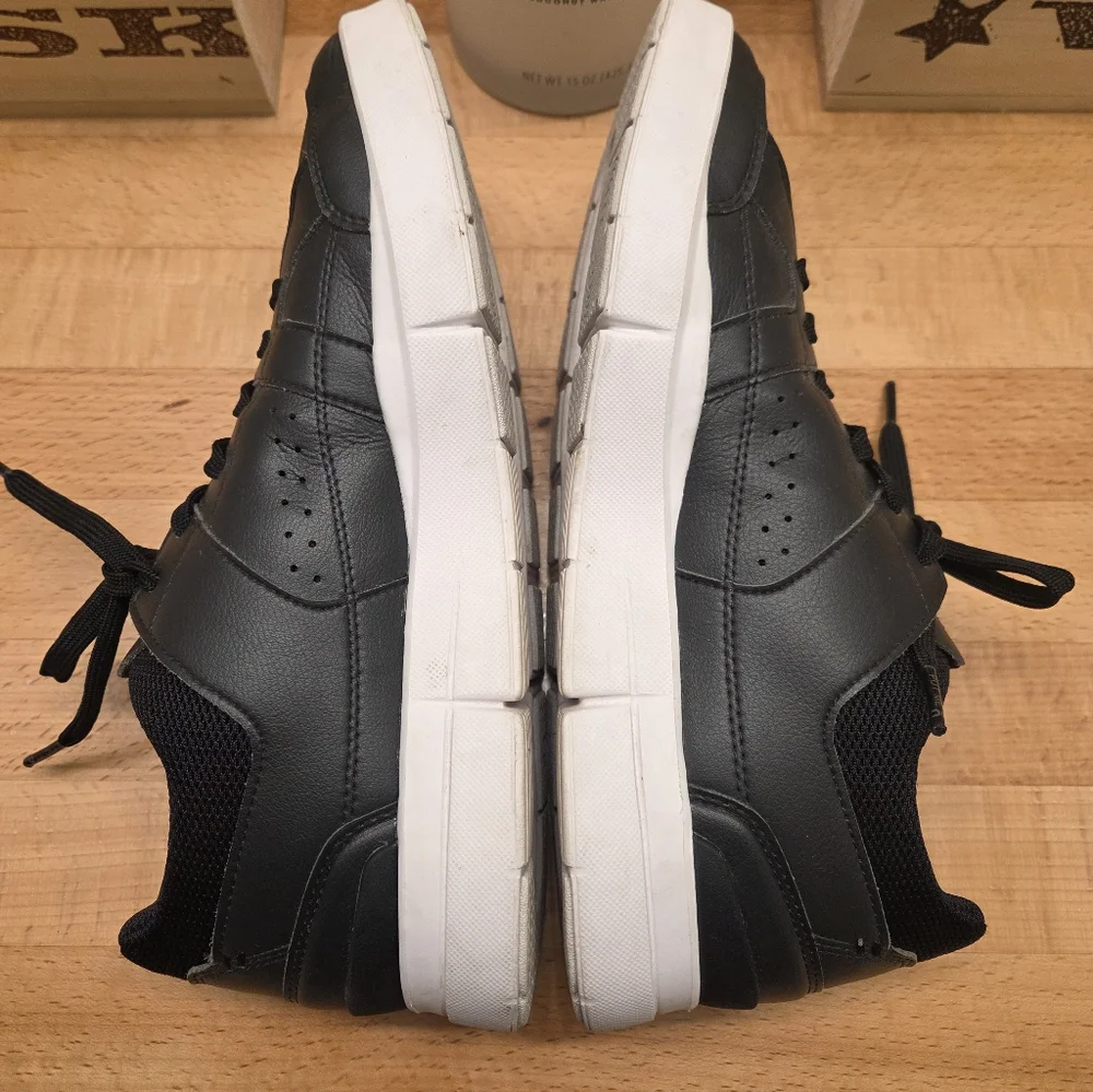 On Running The Roger Advantage Black/White Leather Sneakers Womens Size 9.5